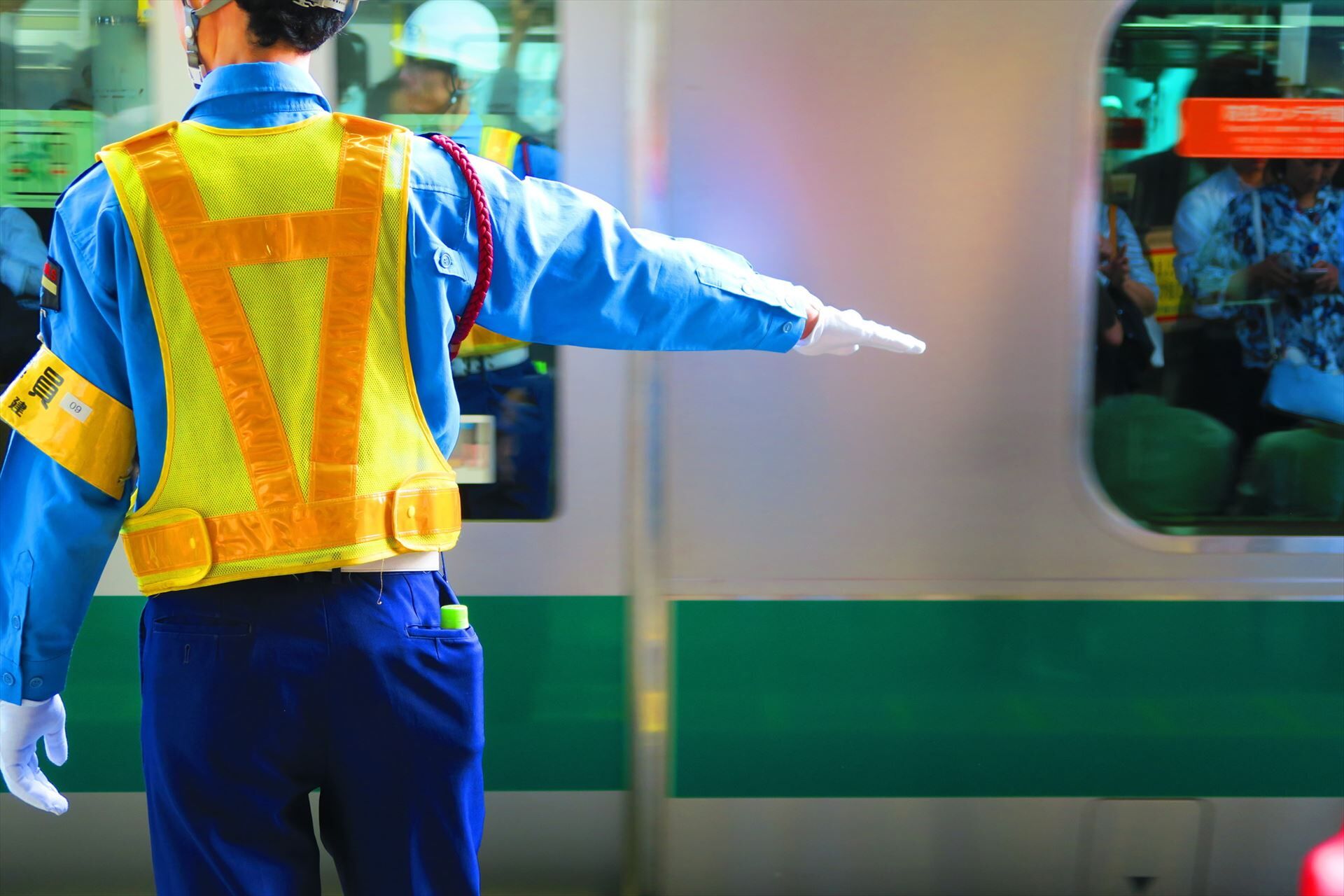 駅で警備する警備員